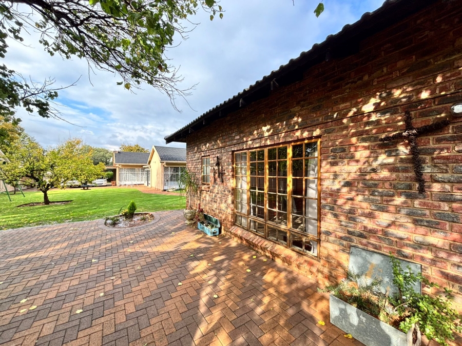 6 Bedroom Property for Sale in Flamwood North West